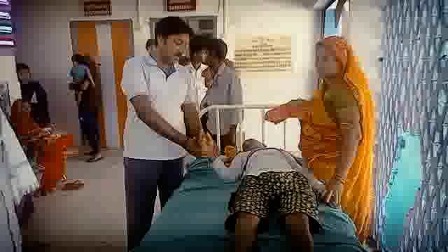 भीखनपुर गांव में विद्युत प्रवाहित तार की चपेट में आने से एक युवक हुआ जख्मी ।