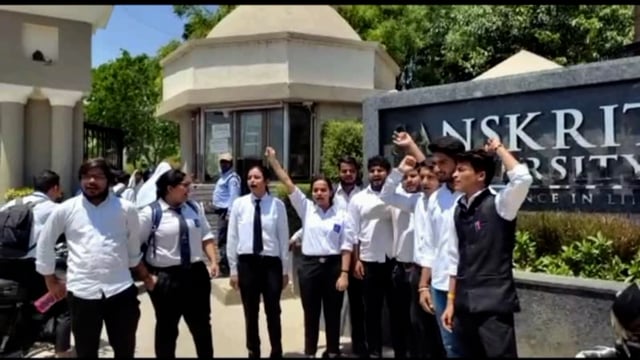 संस्कृति यूनिवर्सिटी के छात्रों ने संस्थान द्वारा अवैध रूप से फीस वसूली को लेकर किया हंगामा जमकर लगाए मुर्दाबाद के नारे