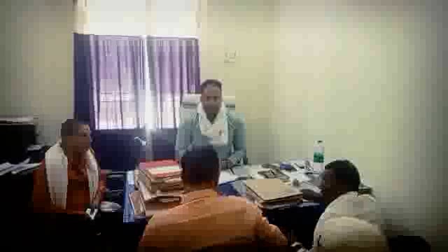 अमरपुर प्रखंड मुख्यालय में जमाबंदी को आधार कार्ड एवं मोबाइल नंबर से लिंक करने को लेकर अंचलाधिकारी ने की बैठक