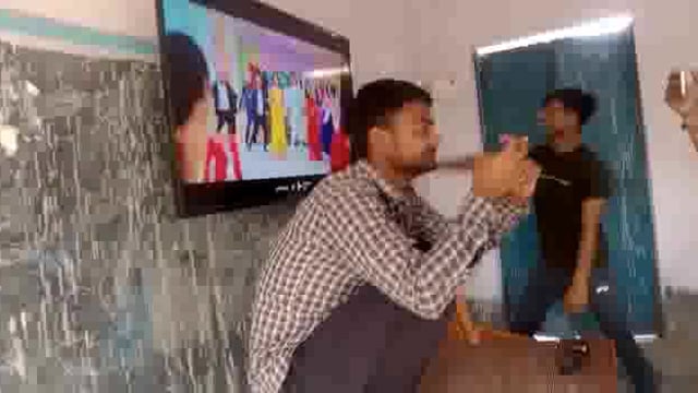 नालंदा इस्लामपुर प्रखंड स्थित उच्च माध्यमिक विद्यालय बौरीसराय मैं हुआ वीडियो वायरल,मोबाईल लेकर खुलेआम दे रहे हैं परीक्षा