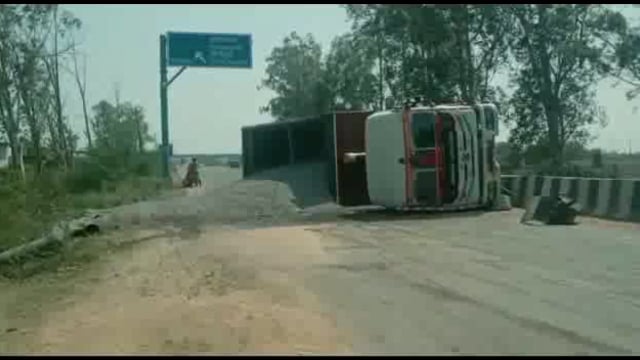 पपरेदा के पास में गिट्टी से भरा हुआ ट्रक अनियंत्रित होकर पलटा,चालक व खालसी बाल बाल बचे