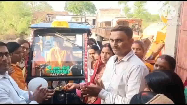 रोजगार प्रदान करने हेतु भगवती जीविका ग्राम संगठन के अध्यक्ष दिया गया रोजगार हेतु टोटो रिक्शा