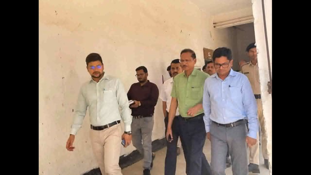 जिला पदाधिकारी ने बज्रगृह व मतदान केंद्रों का लिया जायजा 