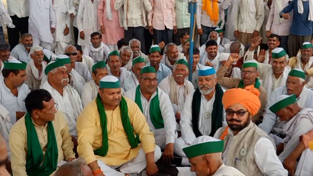 आगरा उत्तरी बाईपास पर कट की मांग को लेकर किसानों का अनिश्चितकालीन धरना प्रदर्शन