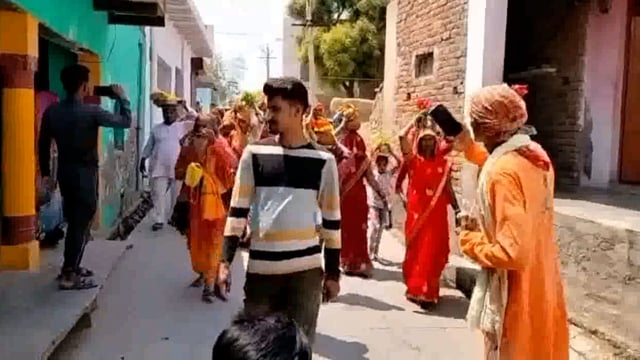 आयराखेडा में सात दिवसीय भागवत कथा का कलश यात्रा के साथ शुभारंभ हुआ