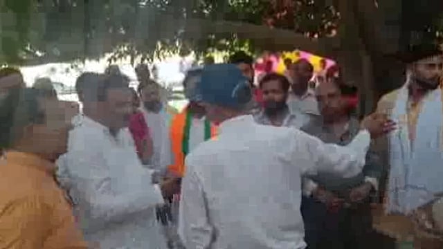 इटवा में पूर्व बेसिक शिक्षा मंत्री सतीश द्विवेदी ने फर्जी आईडी पर मतदान करने का लगाया आरोप अधिकारियों पर भड़के