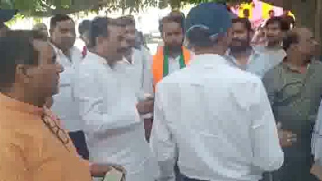 इटवा में पूर्व बेसिक शिक्षा मंत्री सतीश द्विवेदी ने फर्जी आईडी पर मतदान करने का लगाया आरोप अधिकारियों पर भड़के