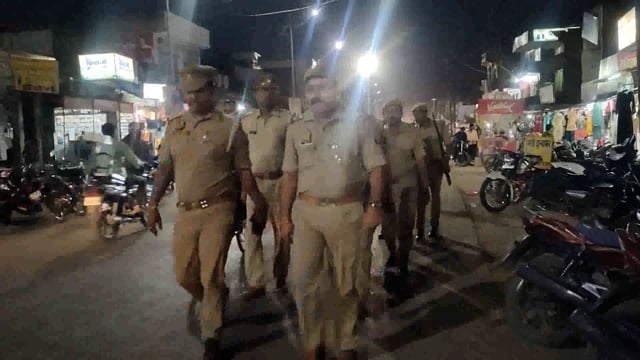 इटवा पुलिस ने थाना क्षेत्र के कस्बा इटवा में किया पैदल गस्त