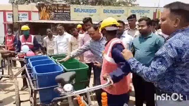 सुगौली के सुकुल पाकड़ पहुंचे सदर एसडीओ श्रेष्ठ अनुपम,स्वच्छता अभियान के तहत ई रिक्सा और ठेला चालकों को दिखाई हरी झंडी।