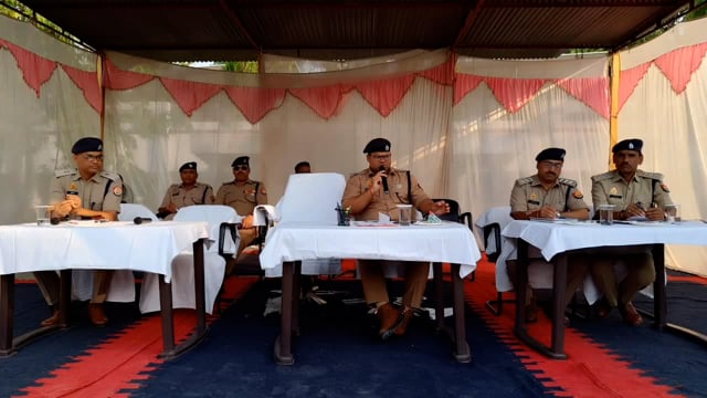 इटवा तहसील के नगर पंचायत इटवा बिस्कोहर में मतगणना में लगे पुलिसकर्मियों को एसपी ने दिए उससे दिशानिर्देश