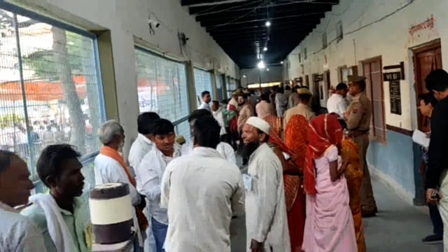 माट इंटर कॉलेज में राया व बाजना नगर पंचायत का पहला मतगणना का राउंड हुआ संपन्न