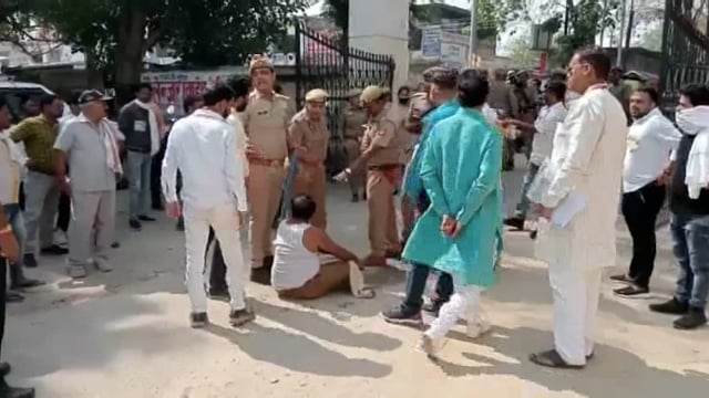 जूनियर बार महामंत्री मतगणना स्थल गेट पर बैठे धरने पर, पुलिस पर अभद्रता कपड़े फाड़ने का लगाया आरोप