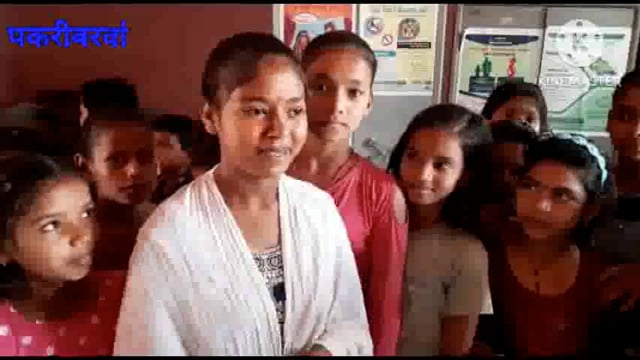 नवादा (बिहार)पकरीबरवां में गुलाब का फूल देकर नए नामांकित बच्चों का  किया स्वागत