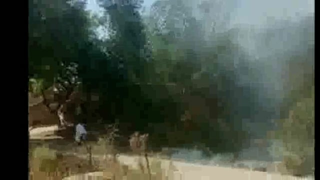 दोहतरा गांव में बस्ती के अंदर सूखे तालाब में खड़े बांस के पेड़ एव कूड़ा में अज्ञात कारणों के चलते लगी आग