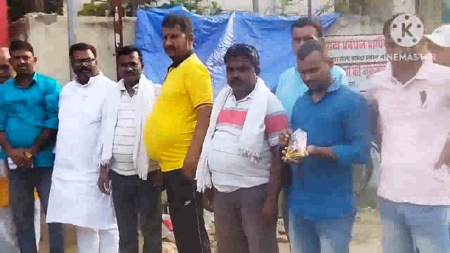 कर्नाटक में कांग्रेस की जीत पर फुल्लीडुमर प्रखंड में महागठबंधन के नेताओं ने बांटी मिठाइयां