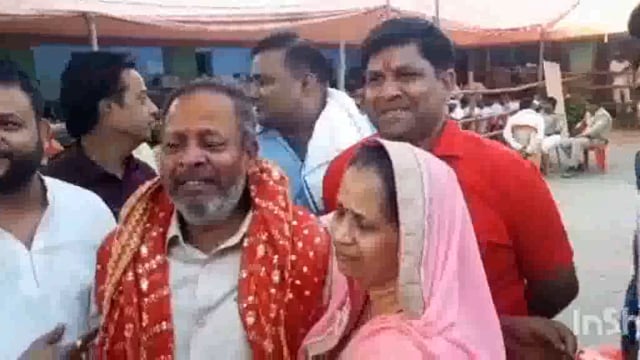 राया नगर पंचायत नवनिर्वाचित अध्यक्ष की पत्नी ने जब पति को जीत की बधाई दी तो सभी की आंखें नम हो गई बताया खुशी के आंसू