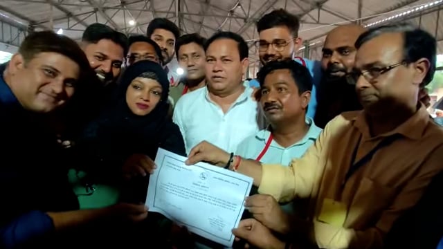 गोंडा नगर पालिका परिषद की दूसरी बार चेयरमैन बनी उजमा राशिद मिला प्रमाण पत्र