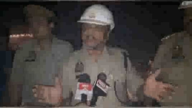 गोकुल रेस्टोरेंट के निकट अचानक तेज आंधी तूफान के चलते एक फैक्ट्री के बाहर पड़े कबाड़े में लगी भीषण आग