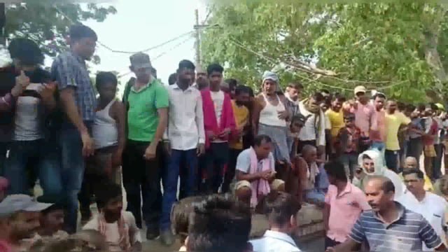 किऊल जमालपुर रेलखंड के मसूदन रेलवे स्टेशन पर स्टेशन का दर्जा और ट्रेन की मांग को लेकर किया गया रेल चक्का जाम