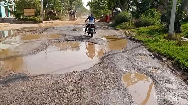 खैर तहसील क्षेत्र के गांव शिवाला खुर्द में पानी के जलभराव को लेकर ग्रामीणों ने किया प्रदर्शन