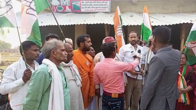 आजमगढ मे कांग्रेसियों ने कर्नाटक के जीत पर निकाला विजय जुलूस