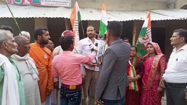 आजमगढ मे कांग्रेसियों ने कर्नाटक के जीत पर निकाला विजय जुलूस