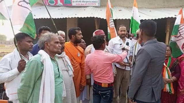 आजमगढ मे कांग्रेसियों ने कर्नाटक के जीत पर निकाला विजय जुलूस