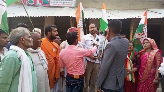 आजमगढ मे कांग्रेसियों ने कर्नाटक के जीत पर निकाला विजय जुलूस