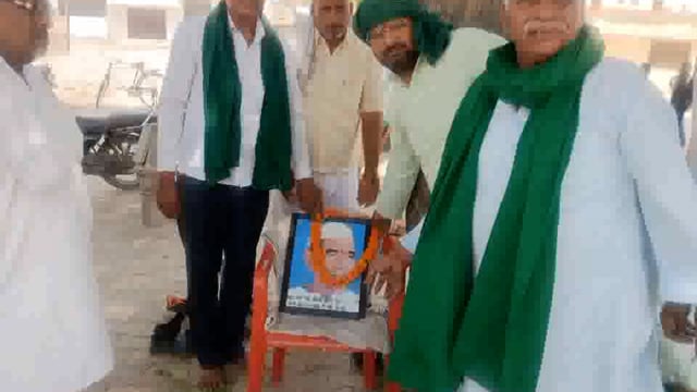 ब्लॉक टप्पल पर भारतीय किसान यूनियन के कार्यकर्ताओं ने बाबा टिकैत की पुण्यतिथि मलाई