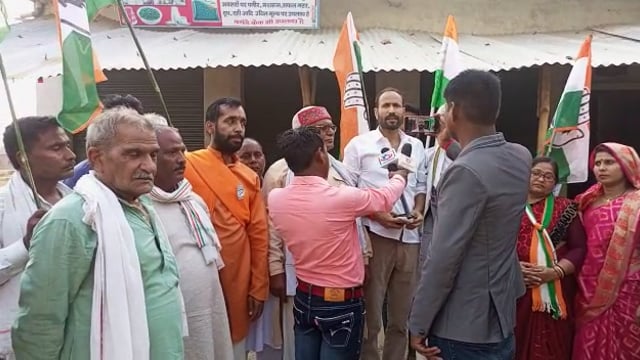 आजमगढ मे कांग्रेसियों ने कर्नाटक के जीत पर निकाला विजय जुलूस