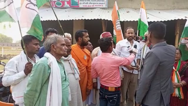 आजमगढ मे कांग्रेसियों ने कर्नाटक के जीत पर निकाला विजय जुलूस