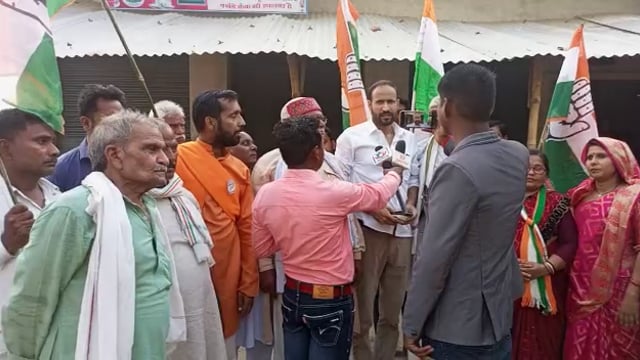 आजमगढ मे कांग्रेसियों ने कर्नाटक के जीत पर निकाला विजय जुलूस