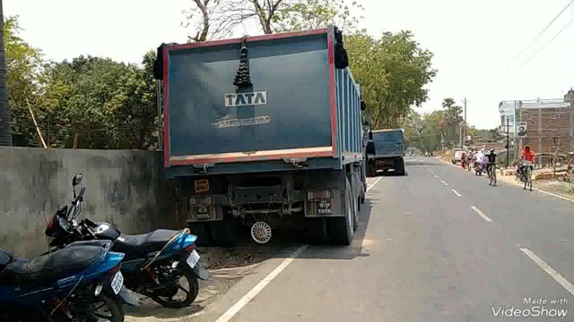 सिरदला पुलिस ने बालू से लदा दो हाईवा को किया जप्त