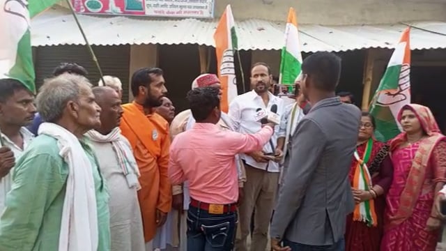 आजमगढ मे कांग्रेसियों ने कर्नाटक के जीत पर निकाला विजय जुलूस