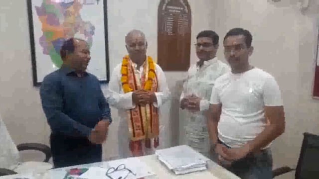 दरैसी विद्युत फीडर पर हो रही अघोषित बिजली कटौती को लेकर वार्ड 64 के पार्षद ऐस ई से मिले