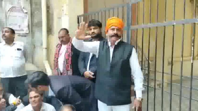 जुबाय अधिवक्ताओं का कलेक्टर परिसर में धरना
अंतू प्रभारी निरीक्षक हटाये गये, 
मतगणना के दिन अभद्रता का आरोप