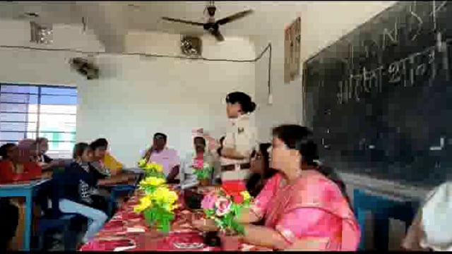 महिलाओं को स्वावलंबी बनाने के लिए महिला थानाध्यक्ष ने छात्राओं को पढ़ाया पाठ 