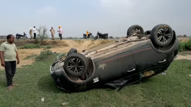 एक्सयूवी कार स्टेरिंग लॉक होने के चलते खाई में जाकर पलटी कई लोग हुए घायल