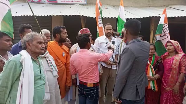 आजमगढ मे कांग्रेसियों ने कर्नाटक के जीत पर निकाला विजय जुलूस