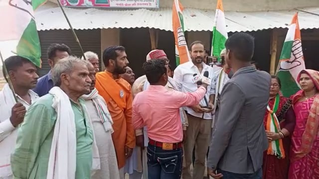 आजमगढ मे कांग्रेसियों ने कर्नाटक के जीत पर निकाला विजय जुलूस