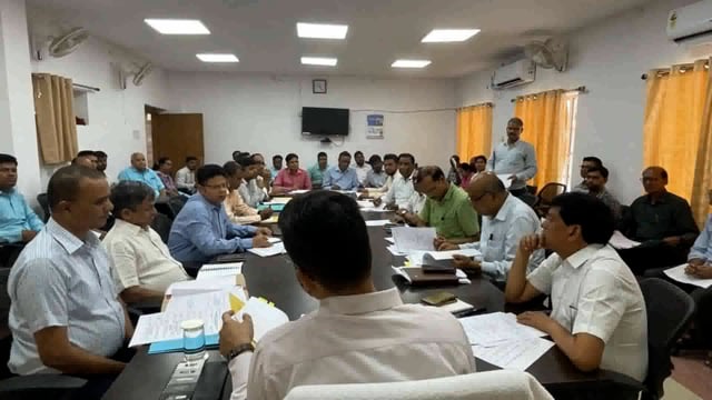जिला पदाधिकारी ने लंबित पत्रों की समीक्षा बैठक 