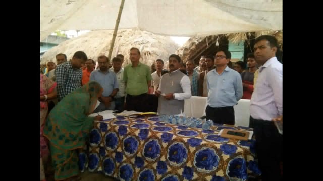 अग्नि पीड़ित परिवारों के बीच जिला प्रशासन ने चेक सहित राहत सामग्री का किया वितरण 