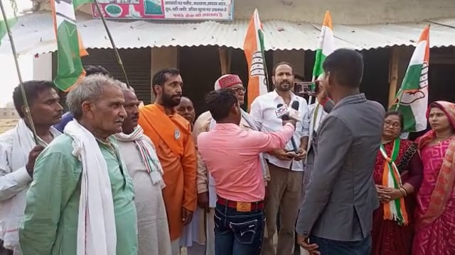 आजमगढ मे कांग्रेसियों ने कर्नाटक के जीत पर निकाला विजय जुलूस