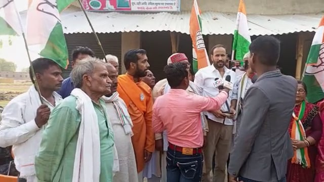 आजमगढ मे कांग्रेसियों ने कर्नाटक के जीत पर निकाला विजय जुलूस