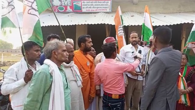 आजमगढ मे कांग्रेसियों ने कर्नाटक के जीत पर निकाला विजय जुलूस