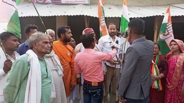 आजमगढ मे कांग्रेसियों ने कर्नाटक के जीत पर निकाला विजय जुलूस