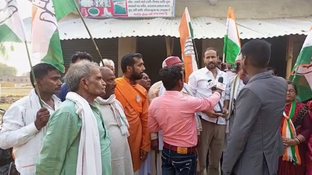 आजमगढ मे कांग्रेसियों ने कर्नाटक के जीत पर निकाला विजय जुलूस