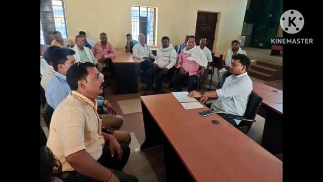 छूते हुए लाभुकों का 30 जून तक आधार सीड करने को लेकर प्रखंड आपूर्ति पदा० ने प्रखंड सभागार में डीलरों के साथ कि बैठक