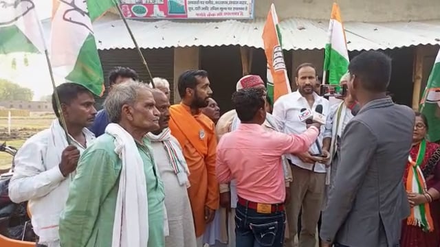 आजमगढ मे कांग्रेसियों ने कर्नाटक के जीत पर निकाला विजय जुलूस