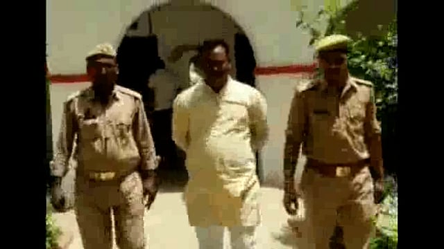 पैलानी पुलिस ने एक अवैध तमंचा 315 बोर व 2 जिन्दा कारतूस 315 बोर के साथ में एकअपराधी को कालेश्वर तिराहा से  गिरफ्तार किया